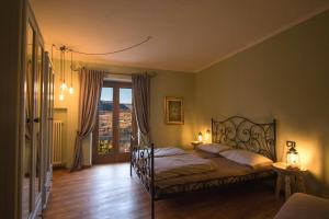 1 dormitorio con 1 cama en una habitación con ventana en Casa San Francesco Apt 1, en Tremosine Sul Garda