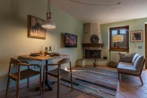 sala de estar con mesa y chimenea en Casa San Francesco Apt 1, en Tremosine Sul Garda