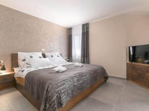 una camera da letto con un letto con due animali di peluche sopra di Villa San Lorenzo by Interhome a Brtonigla (Verteneglio)