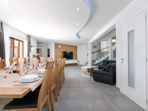 una sala da pranzo e un soggiorno con tavolo e sedie di Villa San Lorenzo by Interhome a Brtonigla (Verteneglio) Altre 38 foto
