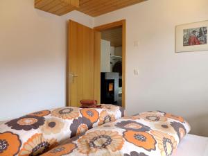 sypialnia z 2 łóżkami i kwiatami w obiekcie Apartment Chalet Gredetsch by Interhome w mieście Bürchen