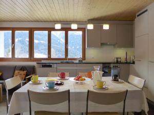 Köök või kööginurk majutusasutuses Apartment Chalet Gredetsch 6B by Interhome