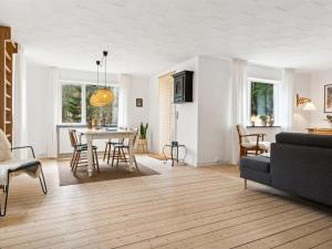 uma sala de estar com uma mesa e um sofá em Holiday Home Birtir - 750m from the sea in NW Jutland by Interhome em Hanstholm