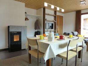 Televiisor ja/või meelelahutuskeskus majutusasutuses Apartment Chalet Gredetsch 6B by Interhome