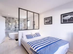 1 dormitorio con 1 cama y baño con bañera en Villa Plein Air by Interhome, en Gujan-Mestras
