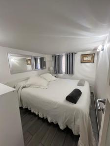 1 dormitorio con 2 camas con sábanas blancas en Home 3L, en Palermo