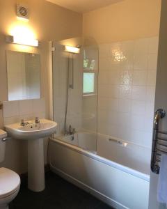 A bathroom at Bracken Lodges, Loch Tay, Linnie Lodge