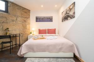 um quarto com uma cama e uma parede de tijolos em Host Wise - Charming Spacious Duplex House em Infesta