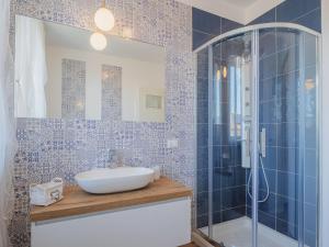 Un baño con lavabo y ducha de cristal. en Apartment La casa dei limoni di Valeria by Interhome, en Torre del Lago Puccini