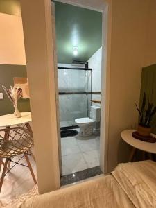 Aconchegante Suite green في نيتيروي: حمام صغير مع مرحاض في الغرفة