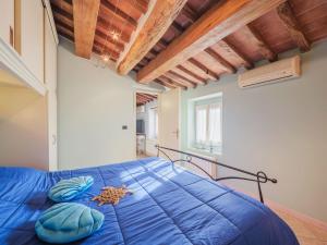 - une chambre avec un lit bleu et des oreillers bleus dans l'établissement Apartment Casina stella al mare by Interhome, à Querceta