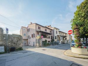 une rue avec des bâtiments et un panneau de rue sur une route dans l'établissement Apartment Casina stella al mare by Interhome, à Querceta