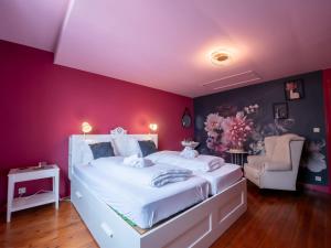 een slaapkamer met een wit bed en een roze muur bij Holiday Home Villa Nora by Interhome in Blankenberge
