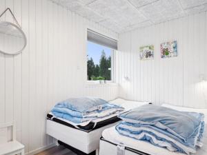 Dieses weiße Zimmer verfügt über 2 Betten und ein Fenster. in der Unterkunft Holiday Home Marielouise - from the sea in NE Jutland by Interhome in Hals