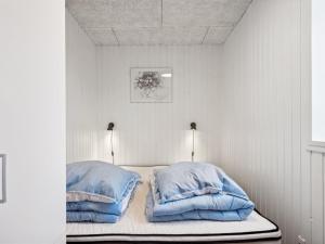 2 Kissen auf einem Bett in einem weißen Zimmer in der Unterkunft Holiday Home Marielouise - from the sea in NE Jutland by Interhome in Hals