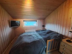 Fårvang的住宿－Holiday Home Sybille - all inclusive - 30km from the sea by Interhome，小木屋内的小房间,配有一张床