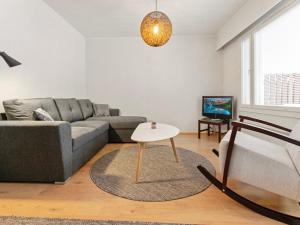 un salon avec un canapé et une table dans l'établissement Holiday Home Ylä-luosta by Interhome, à Rautavaara