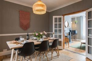 - une salle à manger avec une table et des chaises dans l'établissement Heritage Cottage - Charming and stylish home with lovely garden, à Walmer