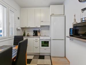 Een keuken of kitchenette bij Holiday Home Ylä-luosta by Interhome