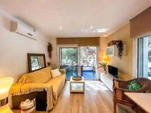 Apartment Mar D'Aro-2 by Interhome في بلاتخا دي آرو: غرفة معيشة مع أريكة وتلفزيون