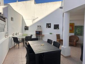 Un comedor con mesa y sillas en Dream House Near the Beach, en Porches