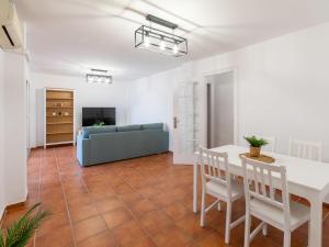 ein Wohnzimmer mit Tisch und Couch in der Unterkunft Apartment El apartamento de Noa by Interhome in Rincón de la Victoria