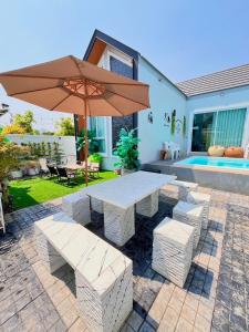 Bazén v ubytování Khiangkhoo Pool Villa ChiangKhan - เคียงคู่พูลวิลล่าเชียงคาน nebo v jeho okolí
