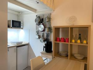 una cucina con tavolo e piano di lavoro di Jule Studio Budapest a Budapest