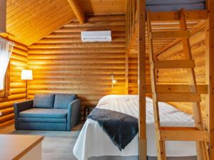 een slaapkamer met een stapelbed en een ladder bij Holiday Home Rustholli 9 by Interhome in Tampere