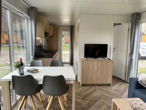 una cucina e un soggiorno con tavolo e sedie di Holiday Home Tiny Haus Libelle by Interhome a Riedenburg