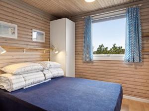 um quarto com uma cama e uma janela em Holiday Home Selenia - 1km from the sea in NW Jutland by Interhome em Saltum