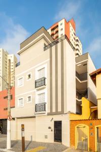 un bâtiment avec des bandes noires et blanches sur lui dans l'établissement Apto a 800m do Metrô Tucuruvi; 2 quartos; térreo; a 3Km da Academia Militar do Barro Branco; a 5Km da EXPOCENTERNORTE, à São Paulo