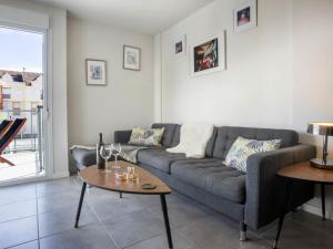 uma sala de estar com um sofá e uma mesa em Apartment Victoria Playa III Plus by Interhome em Denia