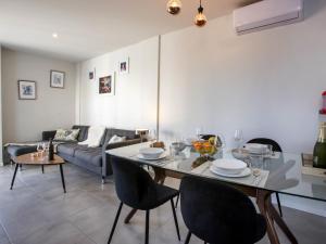 uma sala de estar com uma mesa e um sofá em Apartment Victoria Playa III Plus by Interhome em Denia