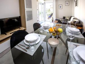 uma sala de jantar com uma mesa com uma taça de fruta em Apartment Victoria Playa III Plus by Interhome em Denia