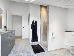 łazienka z toaletą i umywalką w obiekcie Holiday Home Ernstine - 1km from the sea in NW Jutland by Interhome w mieście Hanstholm