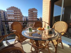 einen Tisch mit einer Schüssel Essen auf dem Balkon in der Unterkunft Apartment Tamarindo-5 by Interhome in Cala de Finestrat