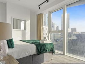 ein Schlafzimmer mit einem Bett und einem großen Fenster in der Unterkunft Apartment North Acton-2 by Interhome in London