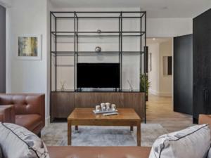 ein Wohnzimmer mit einem TV und einem Tisch in der Unterkunft Apartment North Acton-2 by Interhome in London