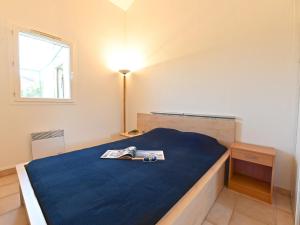 una camera da letto con un letto con un libro sopra di Holiday Home Green Village-4 by Interhome a Roquebrune-sur Argens