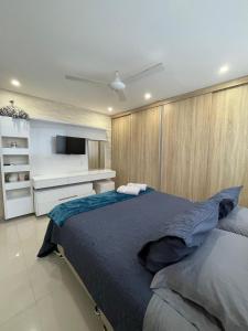 1 dormitorio con 1 cama grande y TV de pantalla plana en Cartagena Seaview Elegance, en Cartagena de Indias