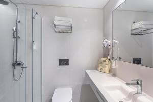 奥良B&B HOTEL Olhão Algarve的带水槽和淋浴的白色浴室