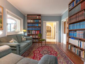 ein Wohnzimmer mit vielen Büchern in der Unterkunft Villa Le Cascate by Interhome in Saturnia