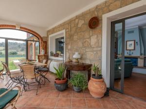 ein Wohnzimmer mit einem Tisch und einigen Pflanzen in der Unterkunft Villa Le Cascate by Interhome in Saturnia