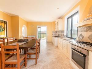 eine Küche mit einem Tisch und einem Esszimmer in der Unterkunft Villa Le Cascate by Interhome in Saturnia