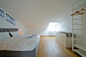 A bed or beds in a room at Sky View Apartment