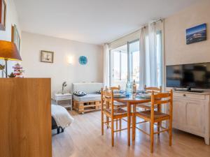 une salle à manger avec une table, des chaises et une télévision dans l'établissement Studio Port Arcachon-7 by Interhome, à Arcachon