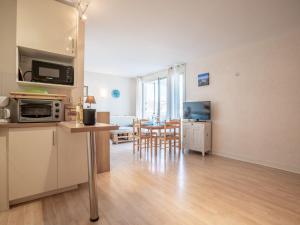 un salon avec une cuisine et une salle à manger dans l'établissement Studio Port Arcachon-7 by Interhome, à Arcachon