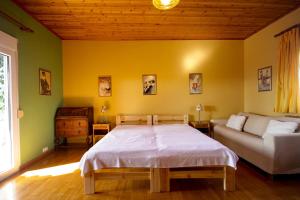 1 dormitorio con 1 cama y 1 sofá en Villa Sofia, en Samos