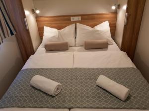 1 dormitorio con 1 cama con 2 almohadas en Holiday Home Banko camping-2 by Interhome, en Poreč